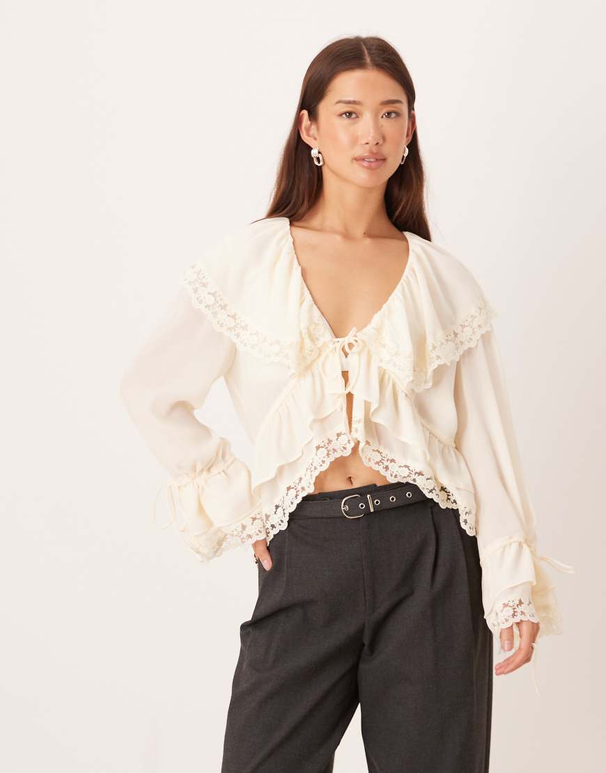 YAS - Boho-Bluse in Birken-Cremeweiß mit Spitzenborte und Rüschen von YAS