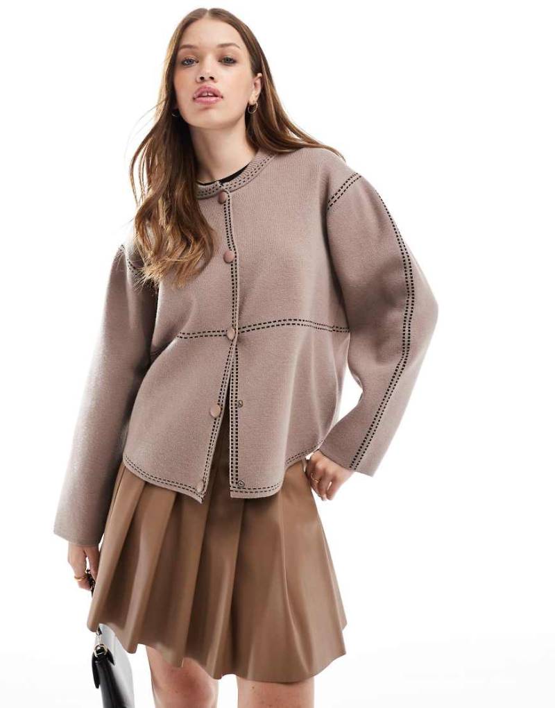 YAS - Bomberjacke aus Strick in Pilzbraun mit Kontraststich-Neutral von YAS