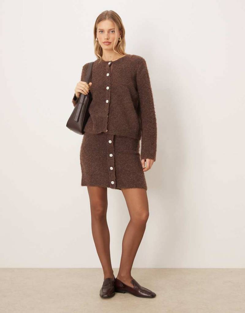 YAS - Bouclé-Minirock in Schokobraun mit Zierknöpfen, Kombiteil-Brown von YAS