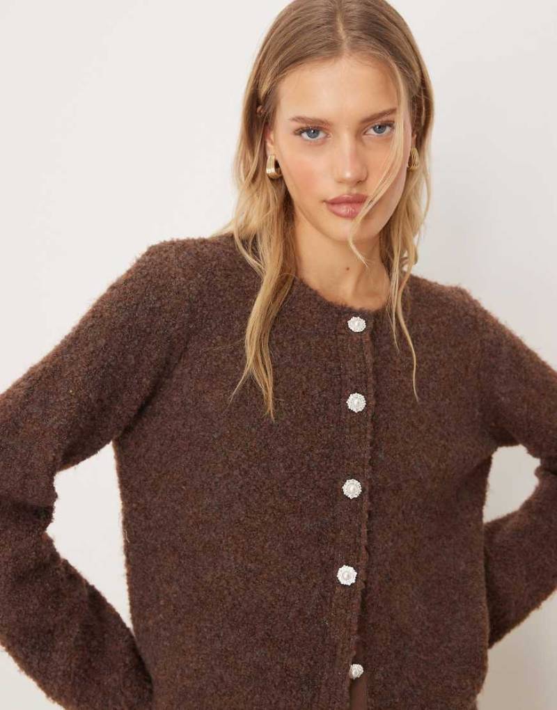 YAS - Bouclé-Strickjacke in Schokobraun mit Zierknöpfen, Kombiteil-Brown von YAS