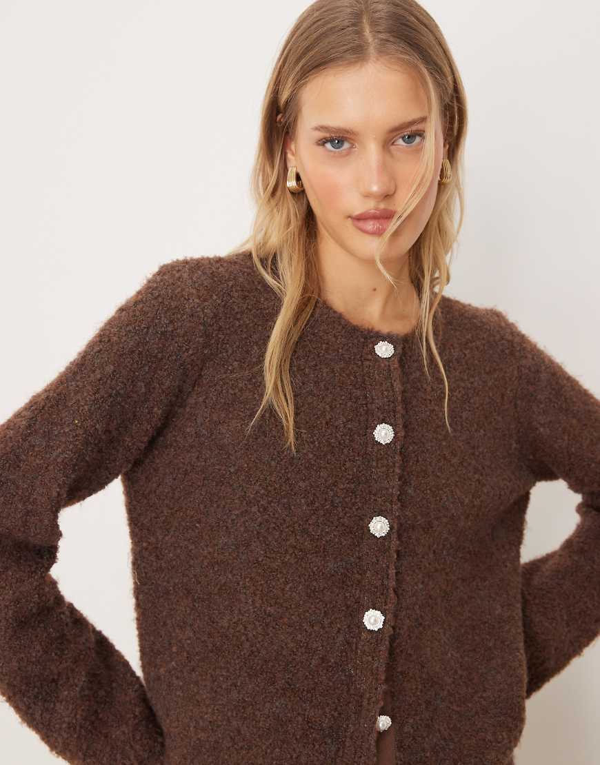 YAS - Bouclé-Strickjacke in Schokobraun mit Zierknöpfen, Kombiteil-Brown von YAS