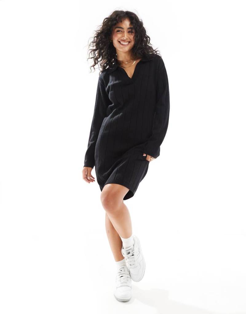 YAS - Breit geripptes Midi-Strickkleid in Schwarz mit offenem Polokragen von YAS