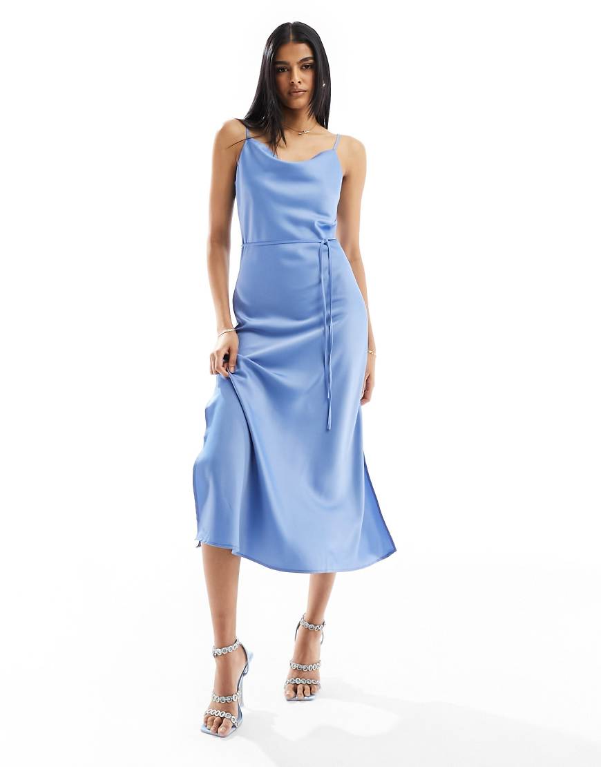 YAS - Maxikleid aus Satin in Blau mit Bindedetail in der Taille YAS - Maxikleid aus Satin in Blau mit Bindedetail in der Taille von YAS
