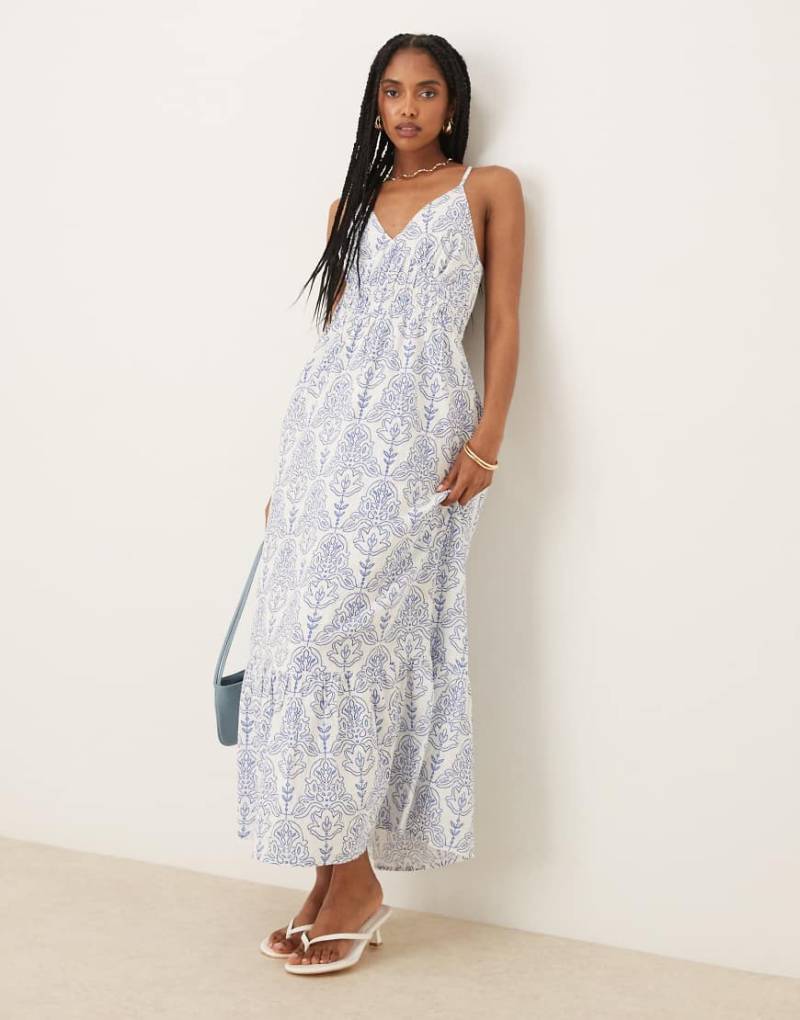 YAS - Camisole-Maxikleid in Weiß mit blauem Kachelmuster und überkreuzten Rückenträgern von YAS