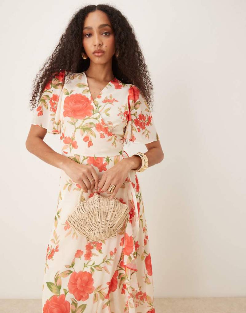 YAS - Chiffon-Maxikleid in Creme mit Rosenmuster, Wickeldesign vorne und ausgestellten Ärmeln-Bunt von YAS