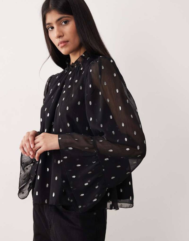 YAS - Chiffon-Oberteil in Schwarz mit Silberfolien-Details von YAS