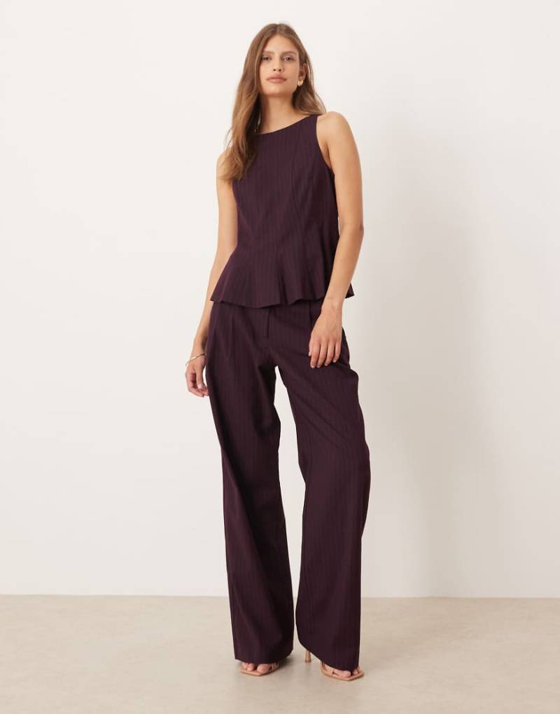 YAS - Elegante Hose in Burgunderrot mit Nadelstreifen und weitem Bein, Kombiteil von YAS