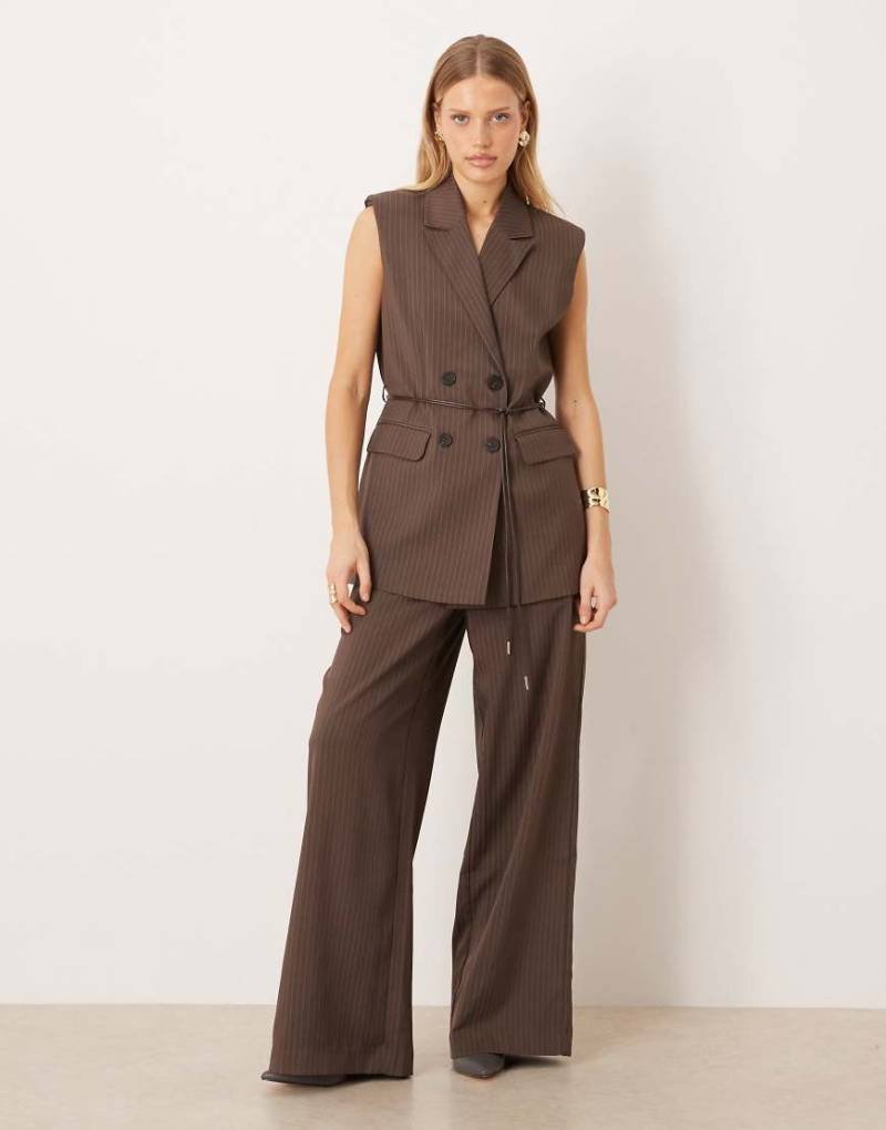 YAS - Elegante Hose in Schokobraun mit Nadelstreifen, mittelhohem Bund und weitem Bein, Kombiteil-Brown von YAS