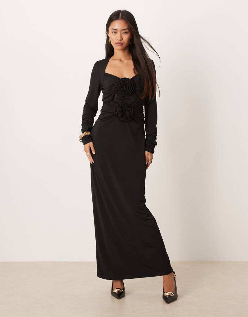 YAS - Figurbetontes Maxikleid in Schwarz mit Raffungen an den Ärmeln und Rosenverzierung am Oberteil von YAS