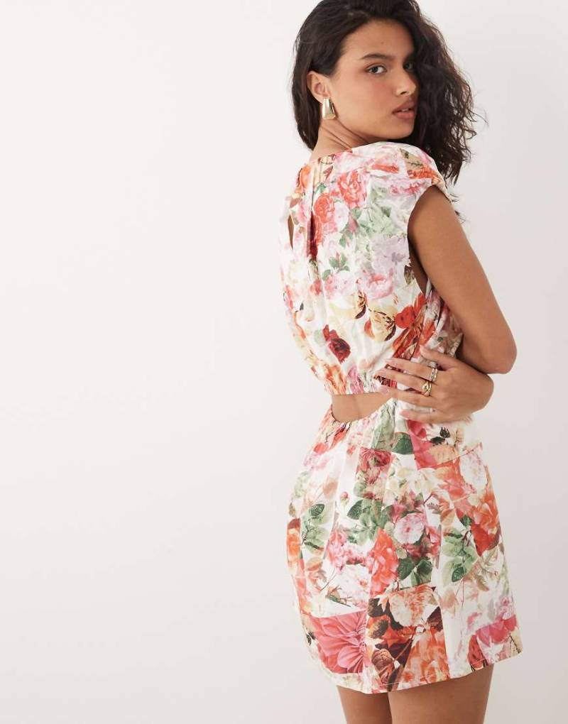 YAS - Gerafftes Minikleid mit Rückenausschnitt und Rosenmuster-Mix-Rosa von YAS