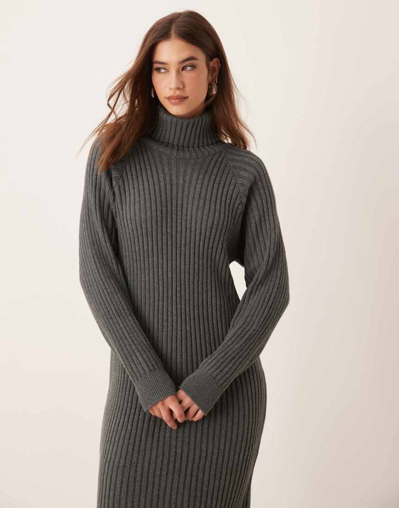 YAS - Geripptes Rollkragenpullover-Midikleid in Grau von YAS