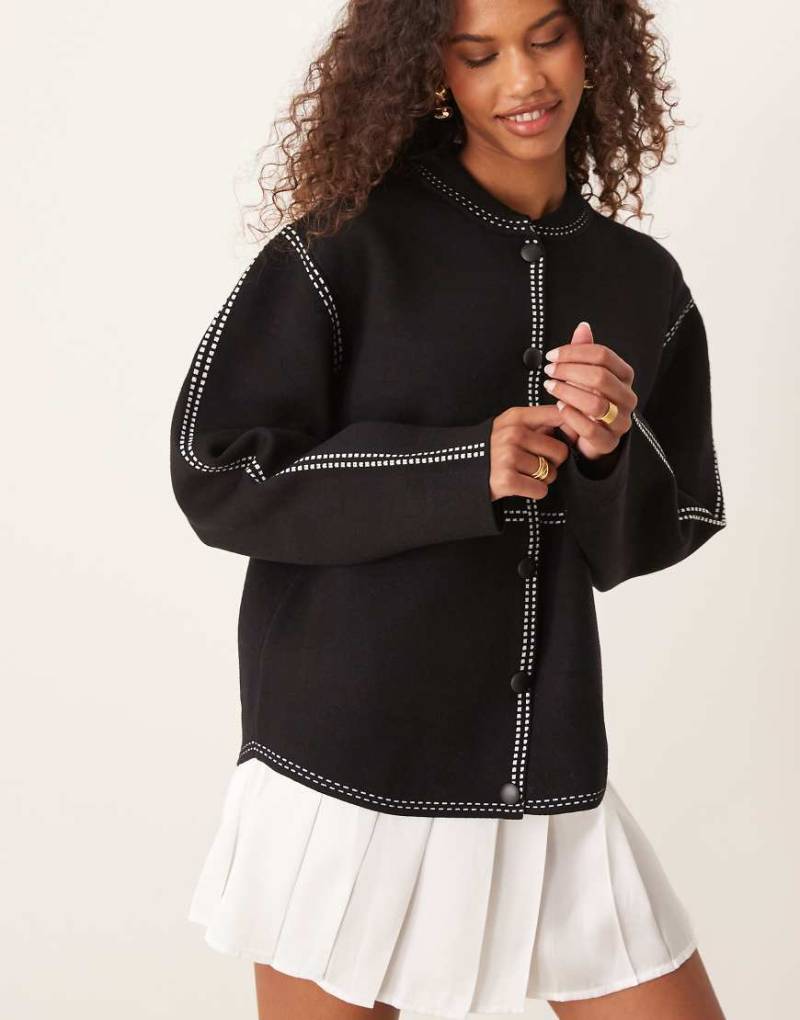 YAS - Gestrickte Bomberjacke in Schwarz mit Kontrastnaht von YAS