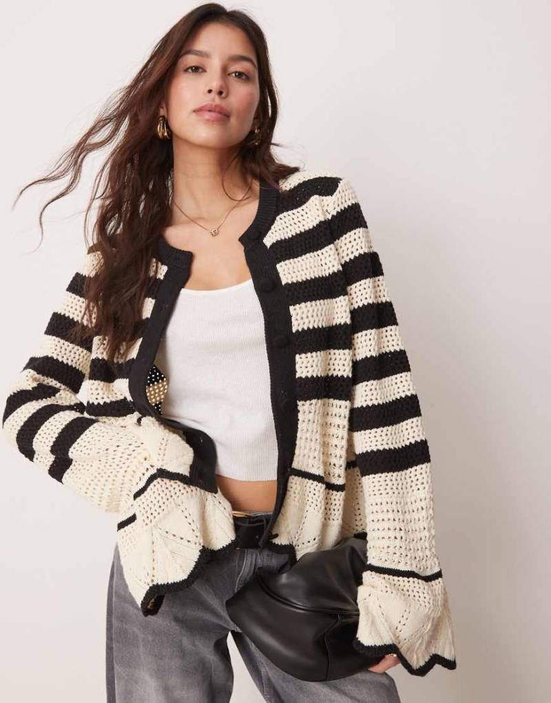 YAS - Häkelstrickjacke mit schwarzem und cremefarbenem Streifen von YAS