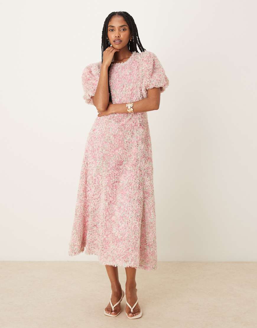 YAS - Hochwertiges Maxikleid in Rosa mit floraler 3D-Konfetti-Struktur von YAS