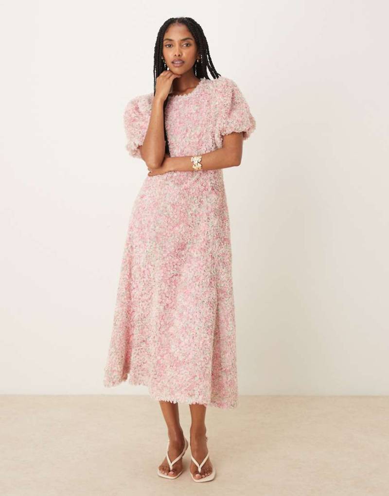 YAS - Hochwertiges Maxikleid in Rosa mit floraler 3D-Konfetti-Struktur von YAS