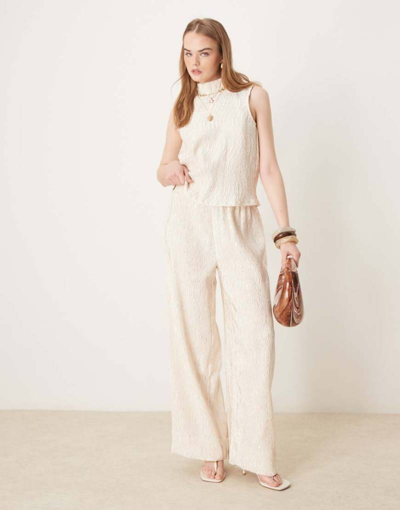 YAS - Hose in schimmerndem Sandshell-Beige mit Knitteroptik und weitem Schnitt, Kombiteil-Weiß von YAS