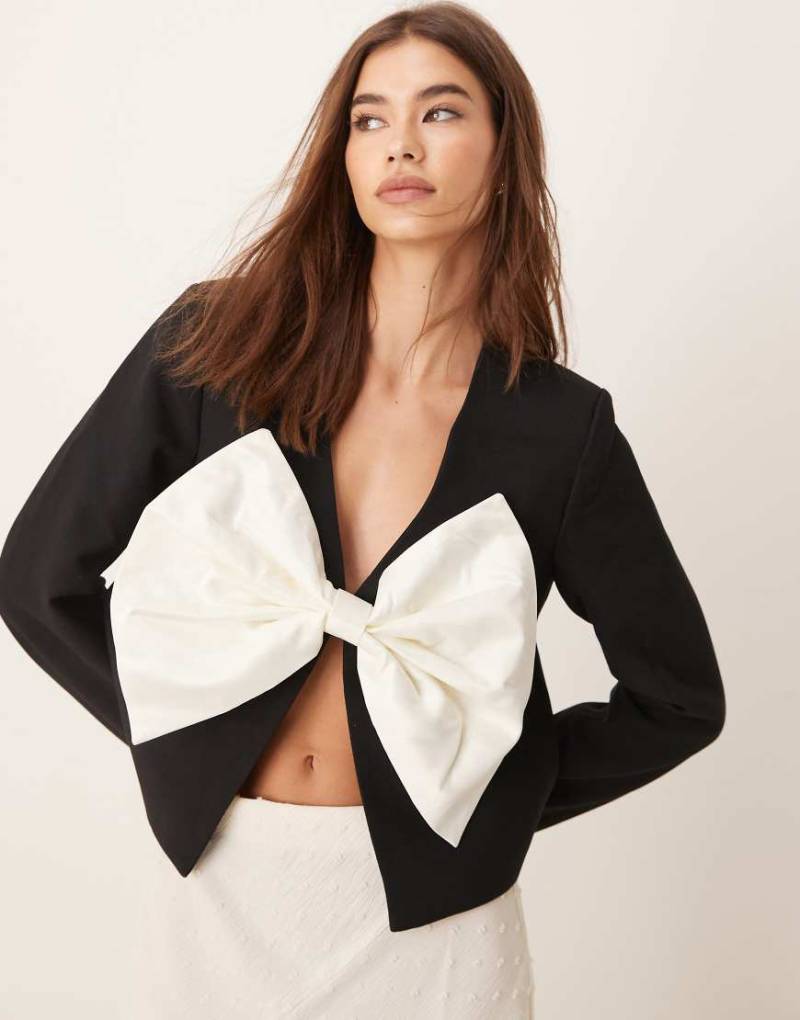 YAS - Cropped-Jacke in Schwarz mit Oversize-Schleife YAS - Cropped-Jacke in Schwarz mit Oversize-Schleife von YAS