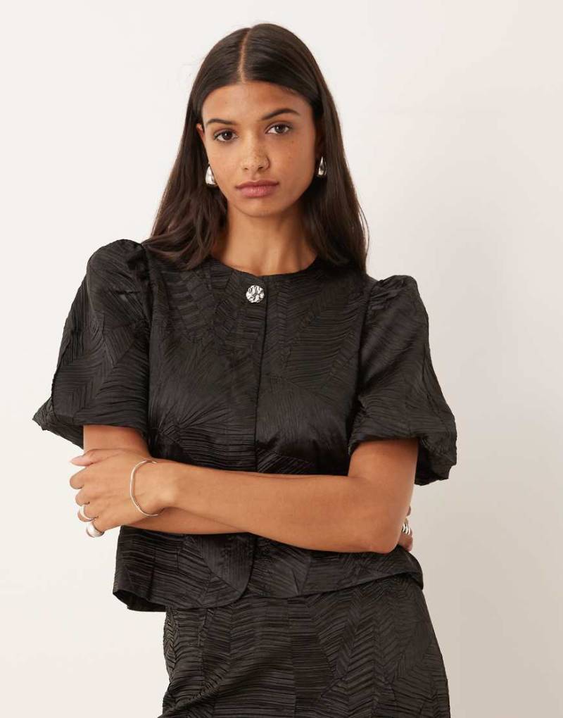 YAS - Jacquard-Oberteil in Schwarz mit Puffärmeln, Kombiteil von YAS