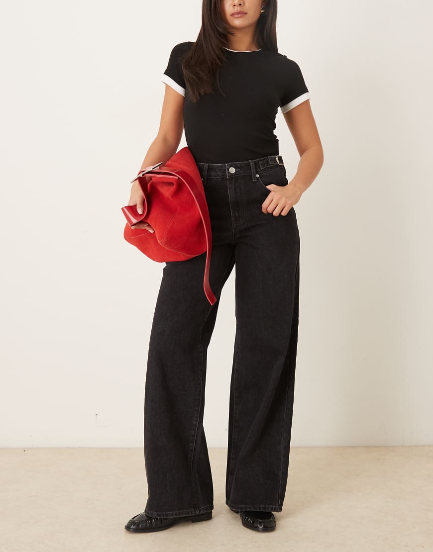 YAS - Jeans in dunkelgrauer Waschung mit weitem Bein und verstellbarem Bund mit Schnalle von YAS