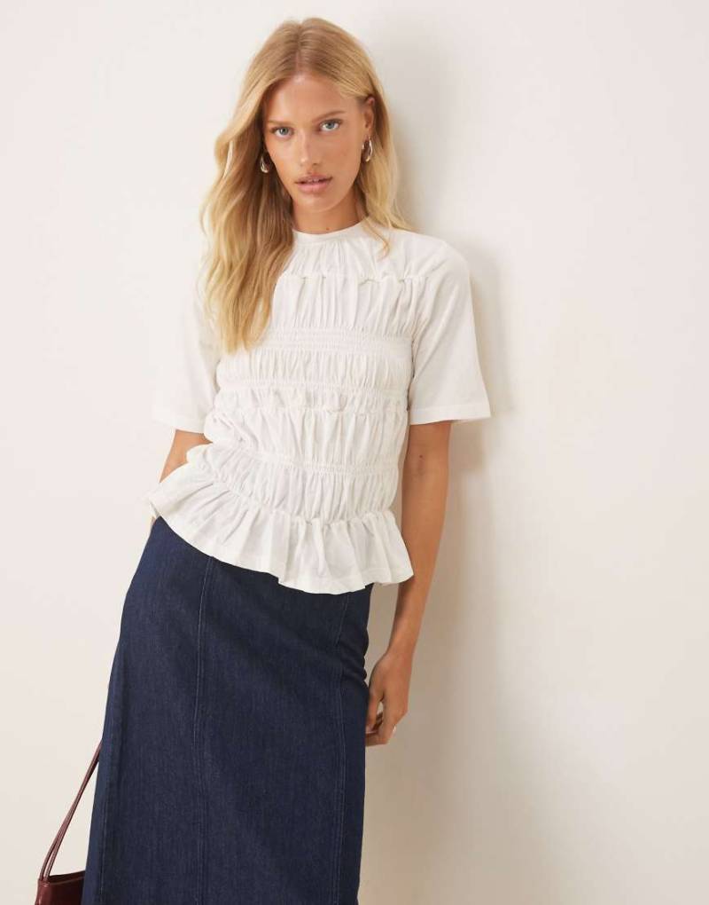 YAS - Hochwertiges, gerafftes Oberteil in Weiß mit Schößchensaum von YAS