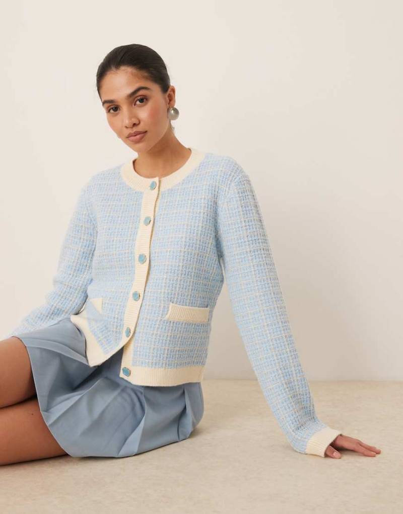 YAS - Karierte Bouclé-Strickjacke in Cremeweiß und Himmelblau von YAS