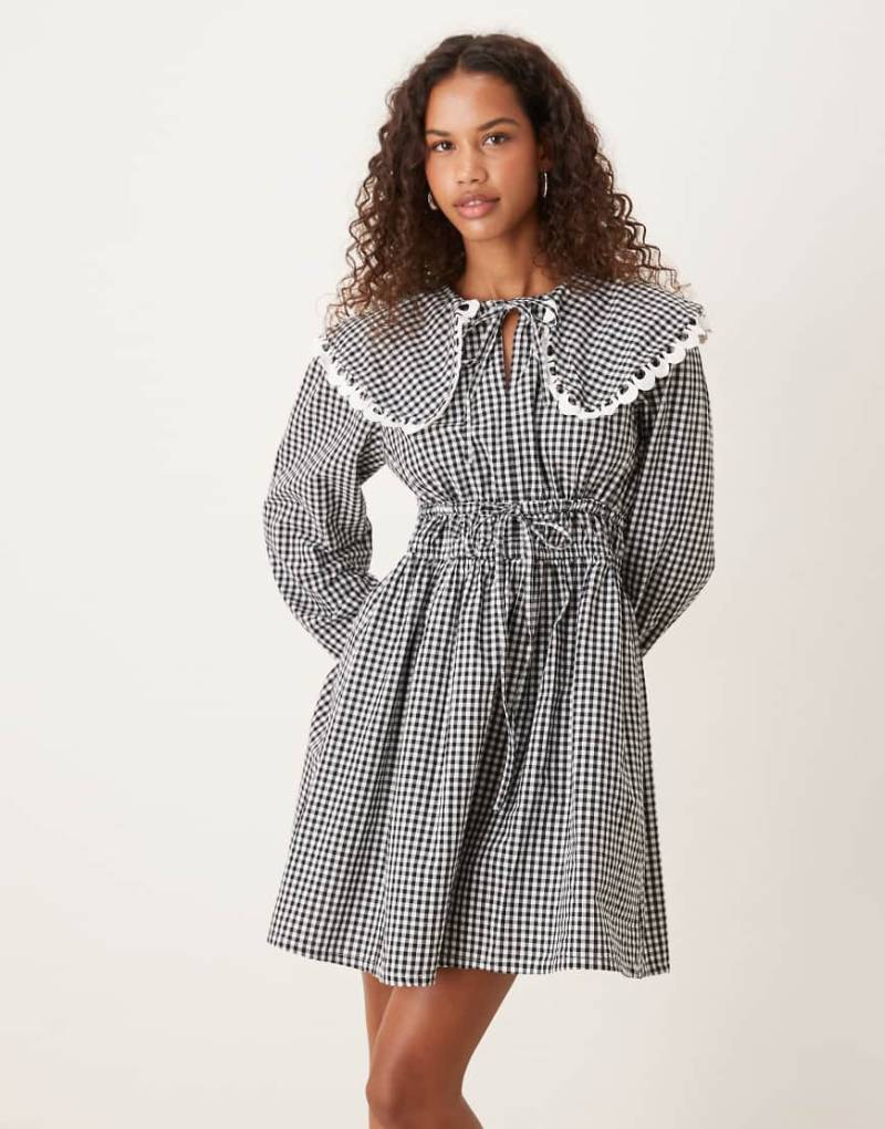YAS - Kariertes Minikleid in Schwarz und Weiß mit Kragen und Bindedetail von YAS