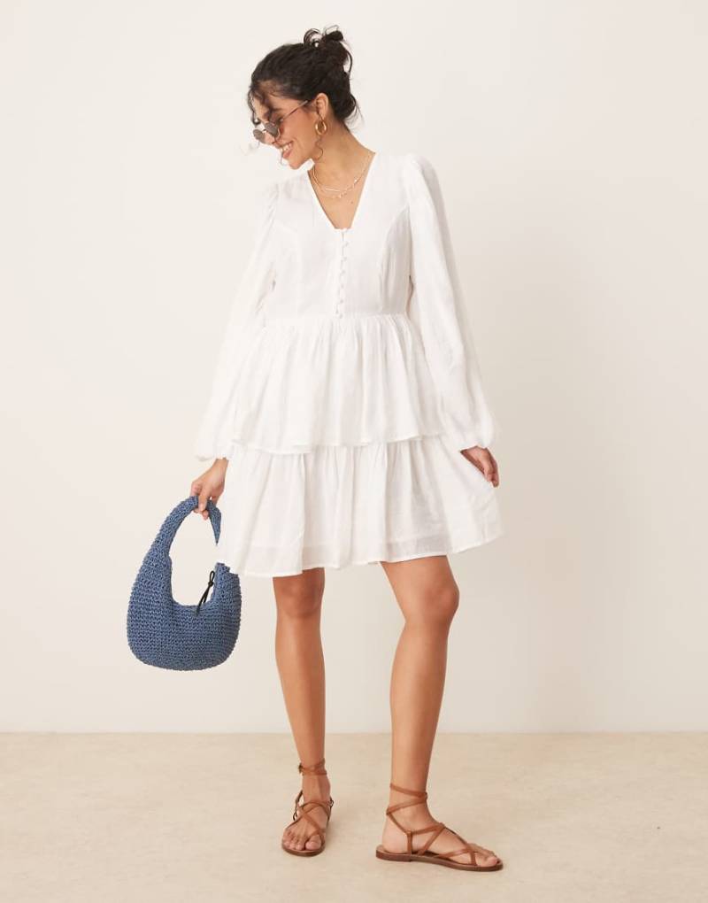 YAS - Kurzes Boho-Kleid in Weiß mit Puffärmeln und Knopfleiste von YAS