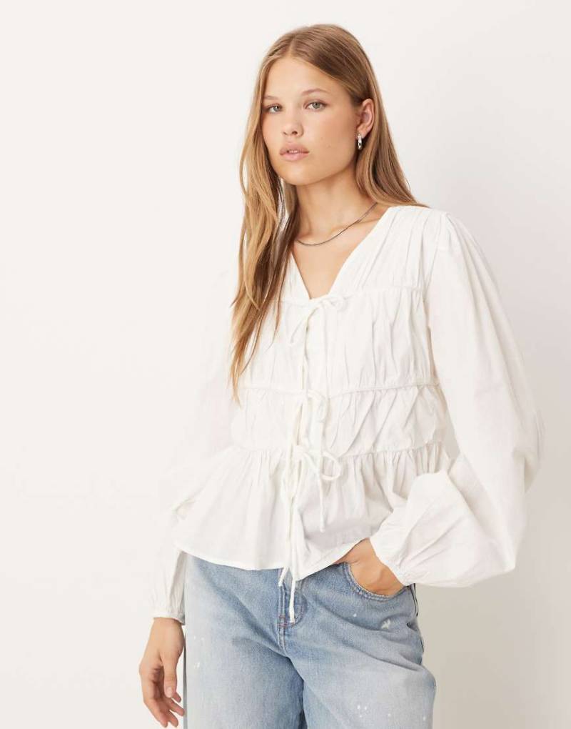 YAS - Langärmlige Bluse in Weiß mit gebundener Vorderseite von YAS