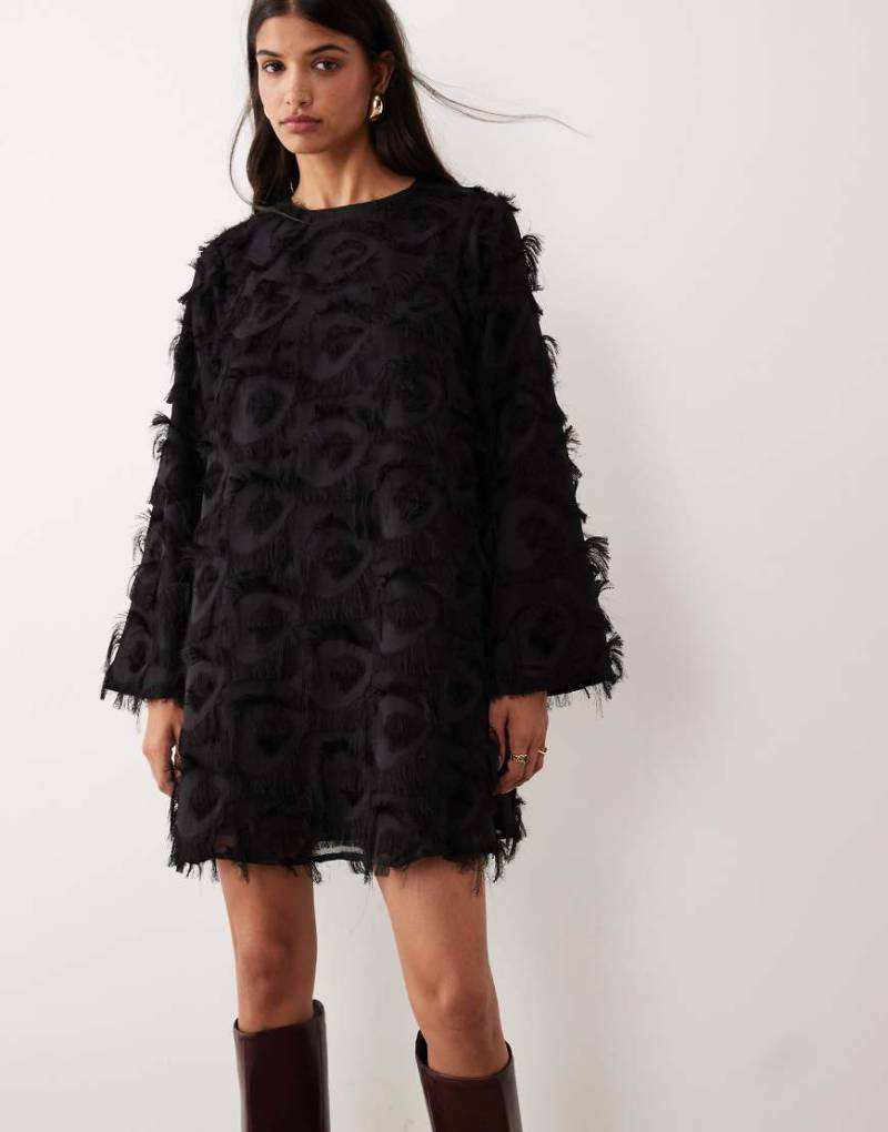 YAS - Langärmliges, flauschiges Maxikleid in Schwarz mit Struktur von YAS