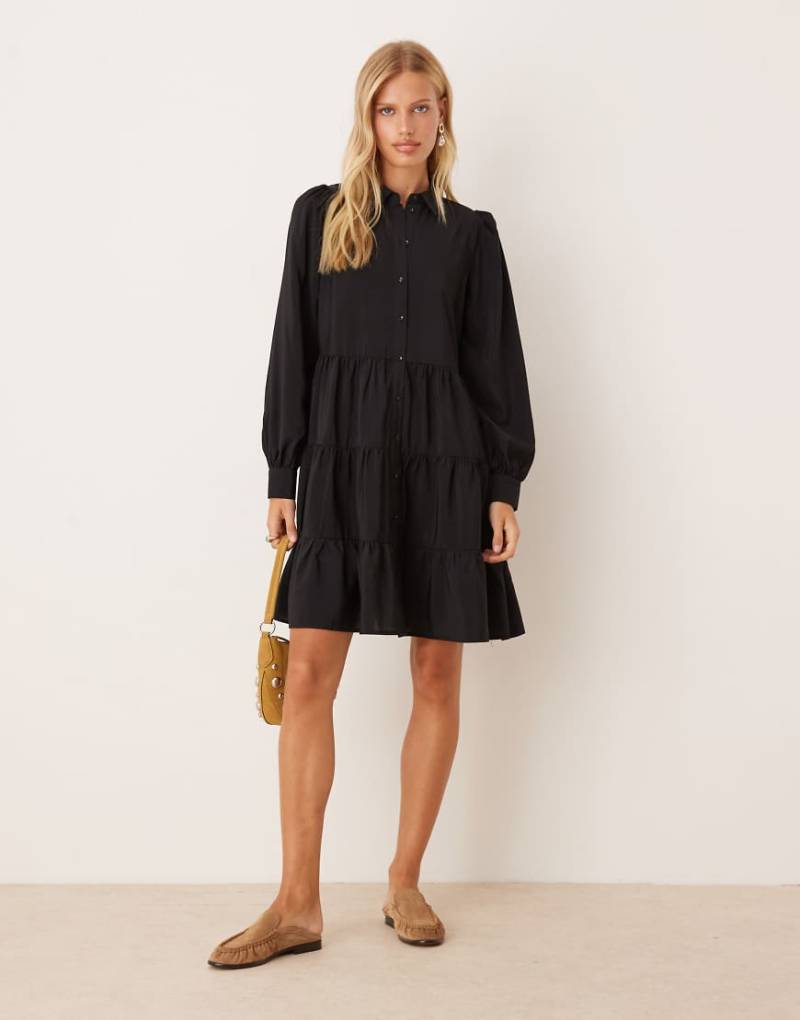 YAS - Langärmliges, gestuftes Mini-Hemdkleid in Schwarz von YAS