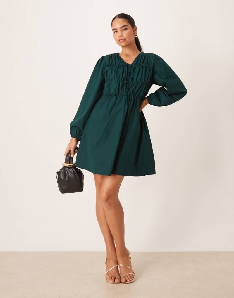 YAS - Langärmliges Minikleid in kräftigem Edelsteingrün mit Bindebändern vorne von YAS