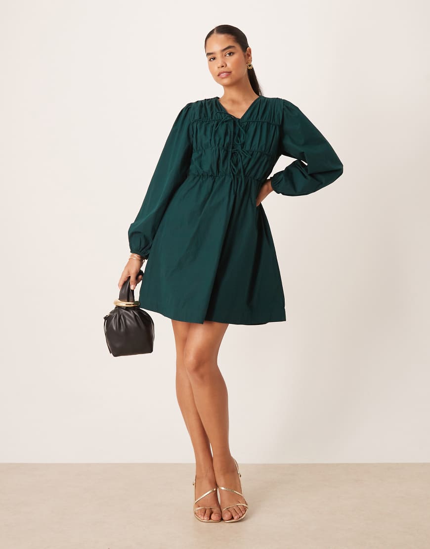 YAS - Langärmliges Minikleid in kräftigem Edelsteingrün mit Bindebändern vorne von YAS