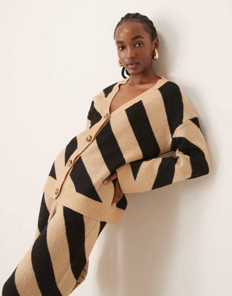 YAS - Longline-Strickjacke in Camel mit breiten Streifen, Kombiteil-Schwarz von YAS