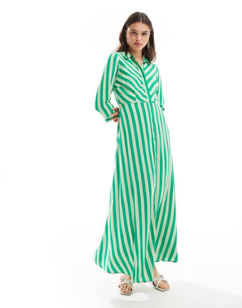 YAS - Maxi-Hemdblusenkleid in Grün mit plakativem Streifenmuster von YAS