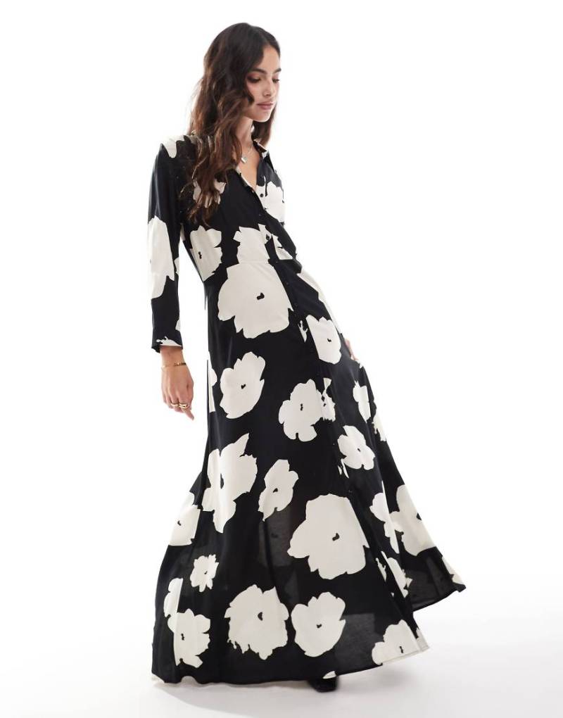 YAS - Maxi-Hemdblusenkleid in Schwarz-Weiß mit Blumenmuster von YAS