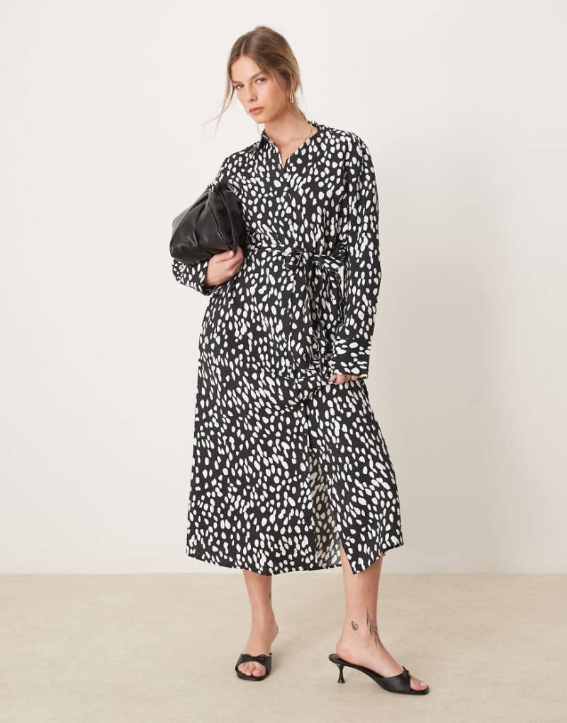 YAS - Maxi-Hemdkleid in Schwarz gepunktet mit Bindeband in der Taille-Bunt von YAS