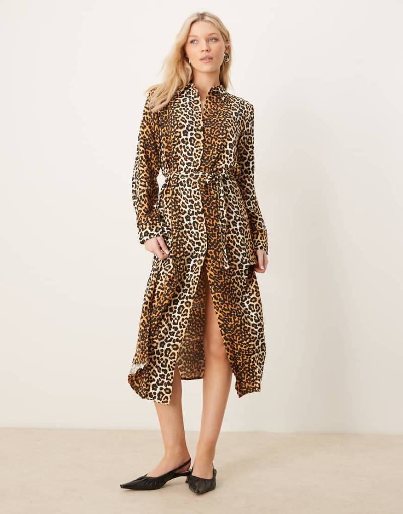 YAS - Maxi-Hemdkleid mit Leopardenmuster und Bindeband in der Taille-Bunt von YAS