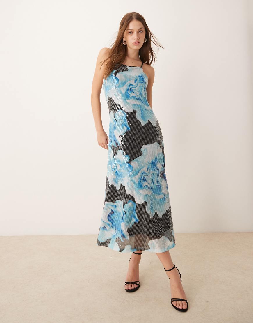 YAS - Maxi-Trägerkleid mit Paillettenbesatz und überdimensionalem Blumenmuster in Blau von YAS