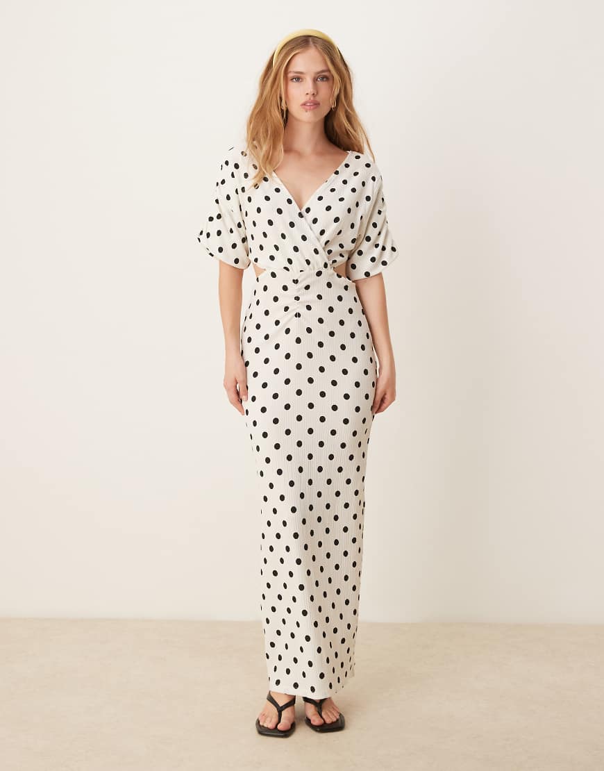 YAS - Maxi-Wickelkleid in Weiß mit Cut-out und schwarzem Punktemuster-Bunt YAS - Maxi-Wickelkleid in Weiß mit Cut-out und schwarzem Punktemuster-Bunt von YAS