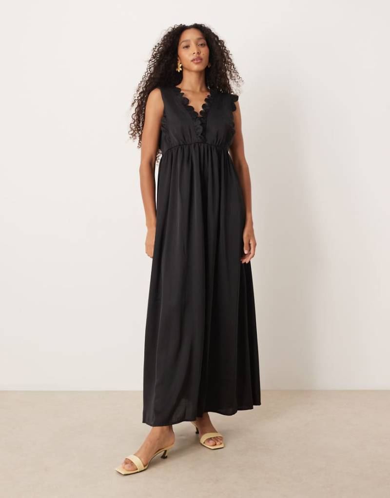 YAS - Maxikleid aus Satin in Schwarz mit tiefem Ausschnitt vorne und Bogenkante von YAS
