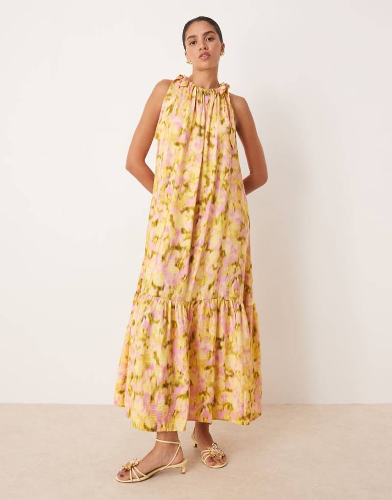 YAS - Maxikleid mit verschwommenem Blumenprint in Rosa und Grün, gestuften Saumdetail und Schulterbindung-Bunt von YAS