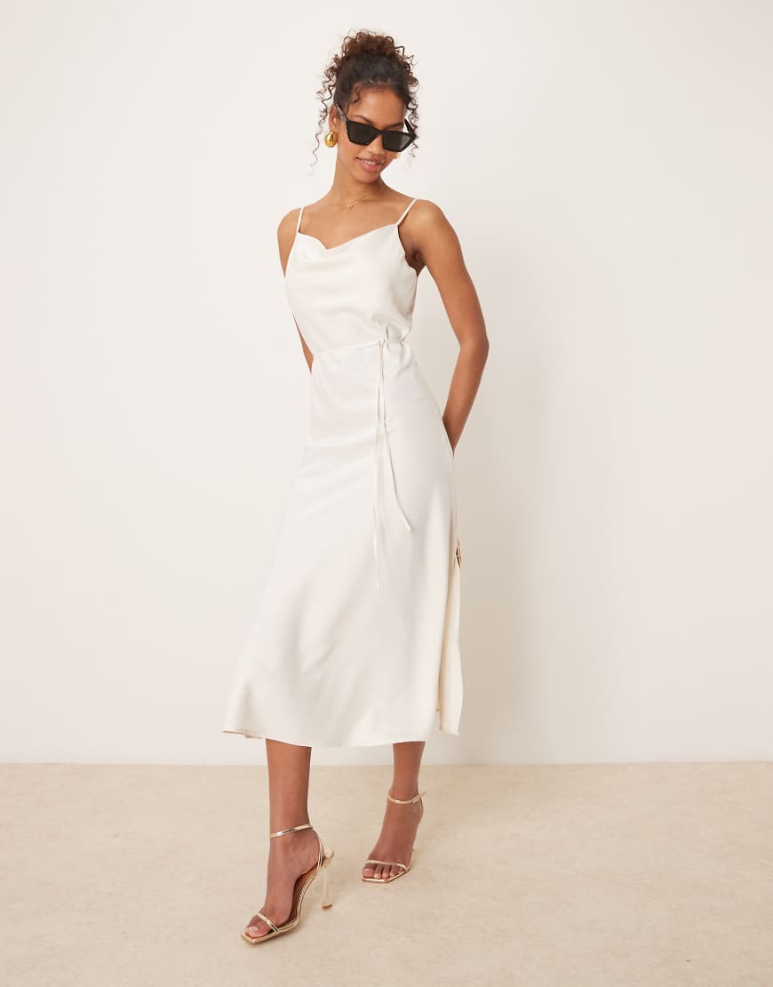 YAS - Midi-Trägerkleid aus Satin in Gardenia-Weiß von YAS