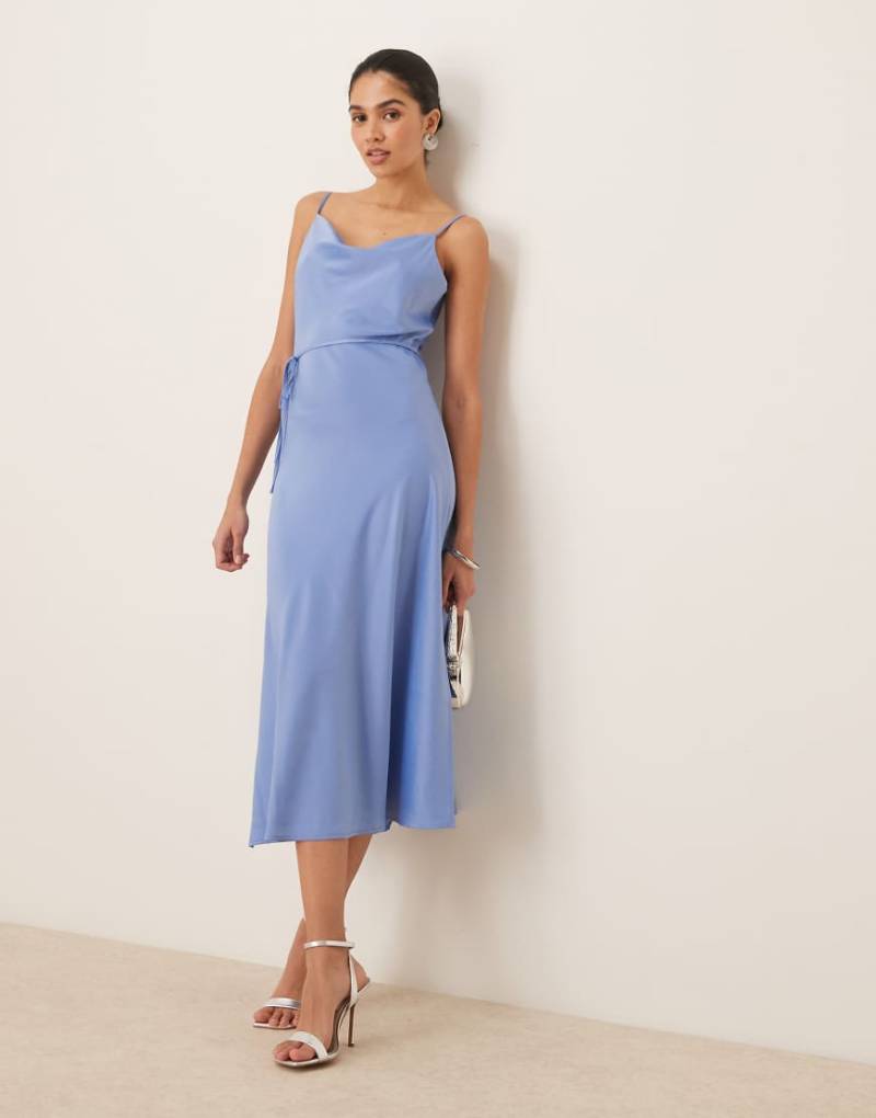 YAS - Midi-Trägerkleid aus Satin in Hellblau von YAS