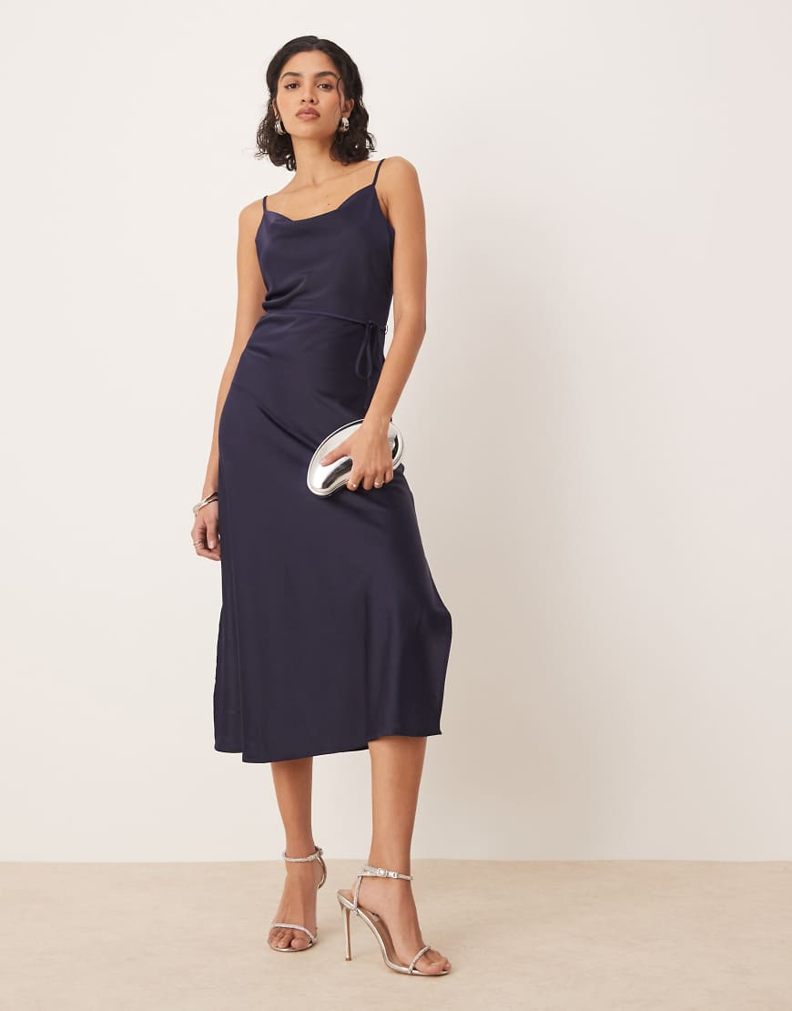 YAS - Midi-Trägerkleid aus Satin in Marineblau mit Schnürung in der Taille von YAS
