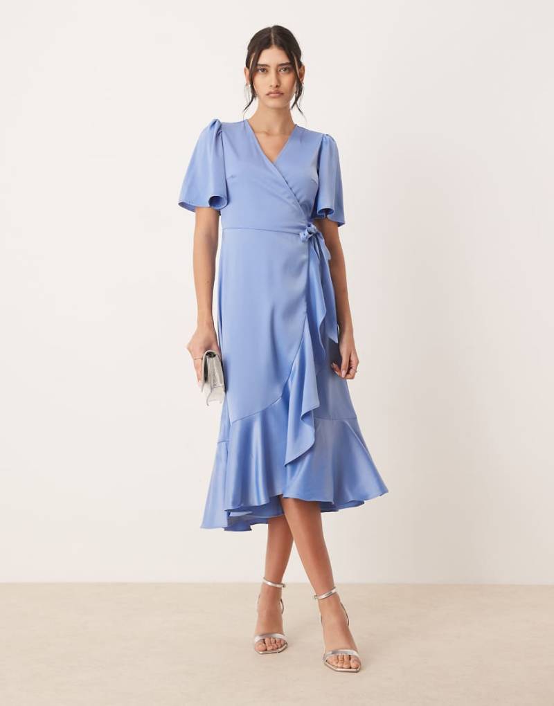 YAS - Midi-Wickelkleid aus Satin in Blau von YAS