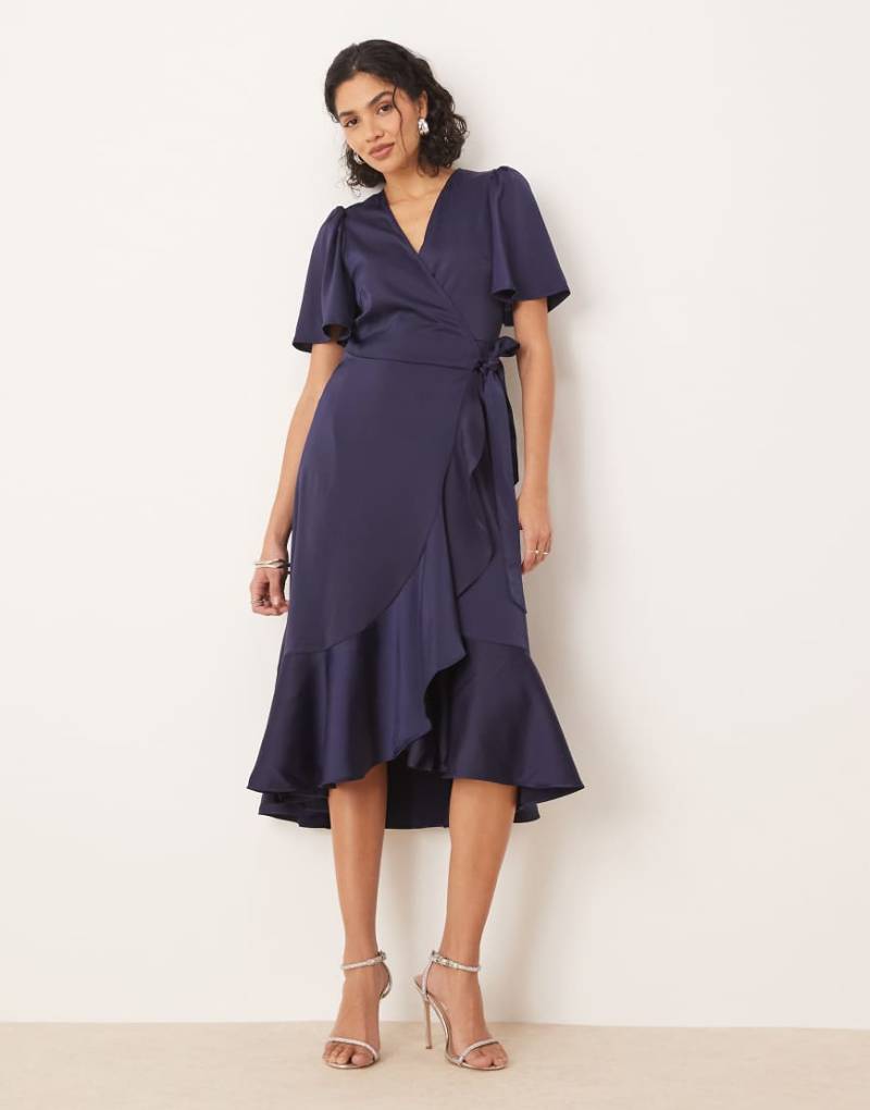 YAS - Midi-Wickelkleid aus Satin in Marineblau von YAS