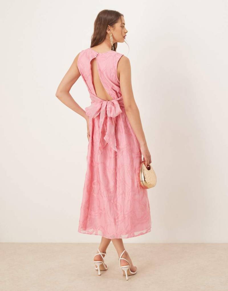 YAS - Midikleid in Kaugummirosa mit Schleifendetail auf der Rückseite und Stickerei im Seil-Design YAS - Midikleid in Kaugummirosa mit Schleifendetail auf der Rückseite und Stickerei im Seil-Design von YAS