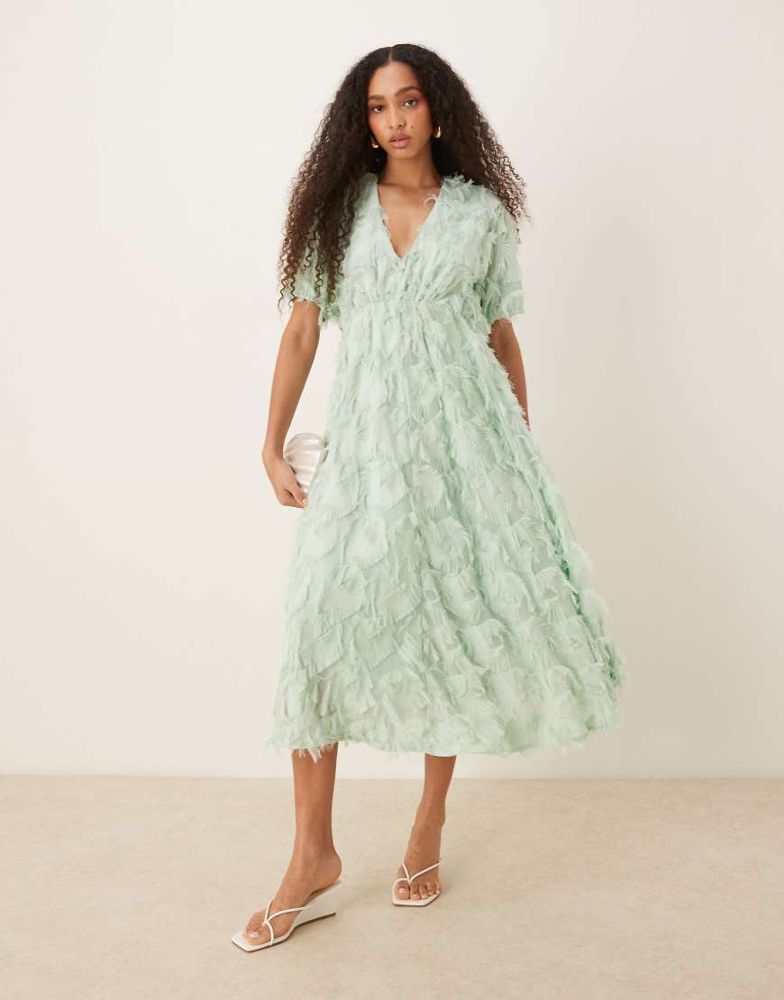 YAS - Midikleid in Nebelgrün mit V-Ausschnitt und Strukturmuster YAS - Midikleid in Nebelgrün mit V-Ausschnitt und Strukturmuster von YAS