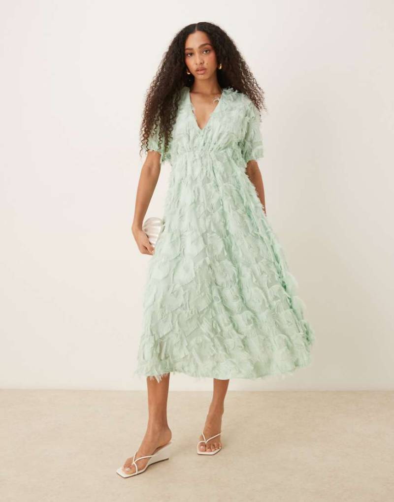 YAS - Midikleid in Nebelgrün mit V-Ausschnitt und Strukturmuster von YAS