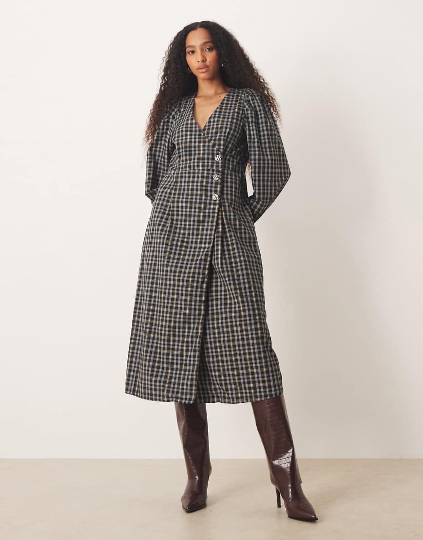 YAS - Midikleid in kariertem Schwarz mit asymmetrischer Knopfleiste von YAS